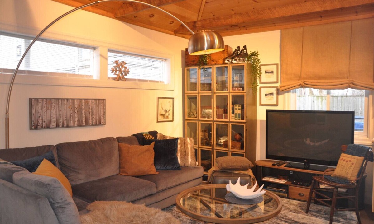 The Beaches House | Toronto Beaches "Industrial Chic" 1 Bedroom Coach House