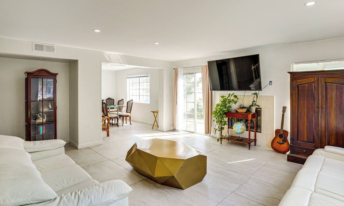 North Redondo House | Townhome 2 Mi to Hermosa Beach! Remote Work Hub