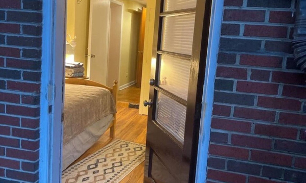 Silver Spring House | TWIN BED - PILLOW - SHOWER - FRIDGE - MW - 66 Night