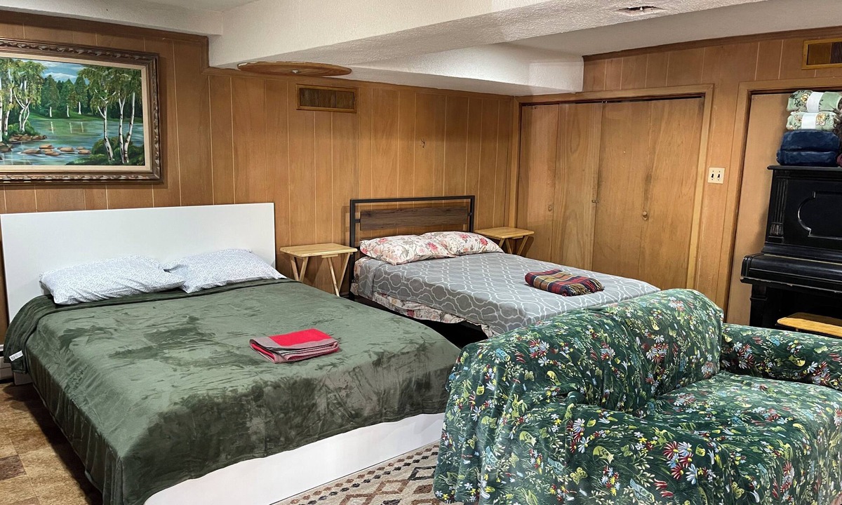 Silver Spring House | Two DB Beds Room, Bathroom, Shower, Fridge, MW, TV, Wifi - 66 night 1st guest.