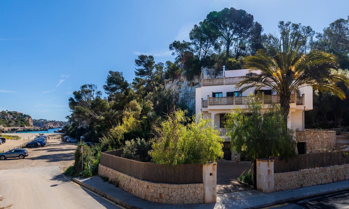Cala Llombards Villa | Villa 'Embarcadero' with Private Terrace and Wi-Fi