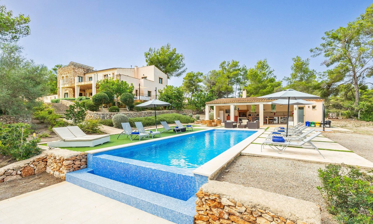 Felanitx Villa | Villa 'Pins' with Mountain View, Wi-Fi and Air Conditioning