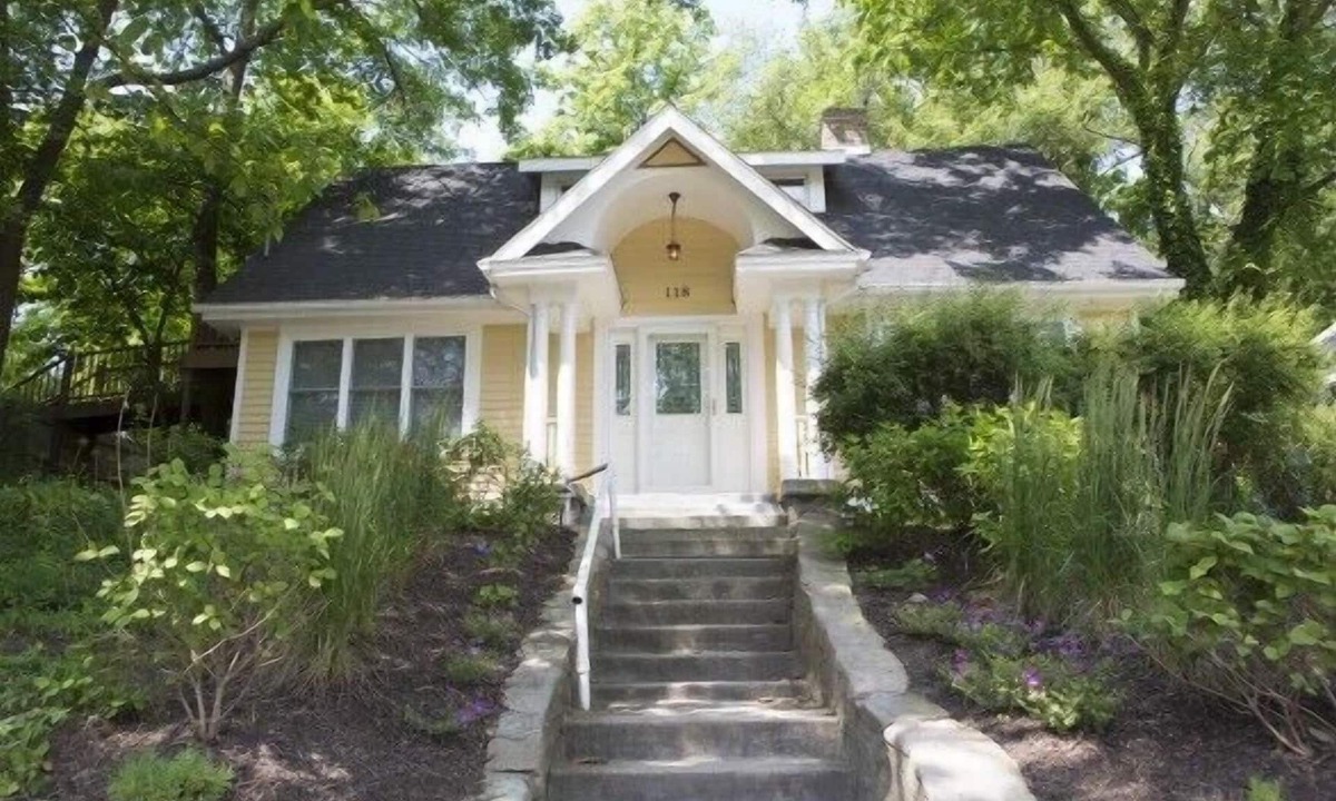 Michigan City Cottage | Vintage Lake Michigan Beach Cottage: 4br+loft,3ba-Sleeps 17