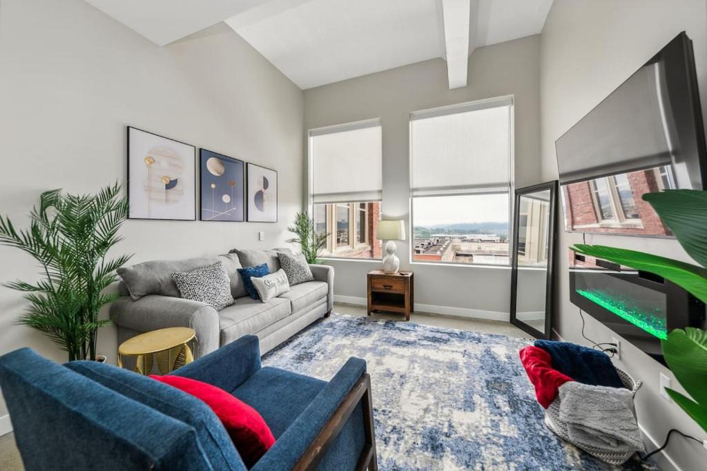 Downtown Cincinnati Apartment | Walk to Bengal, Reds Free Parking King Bed Gym