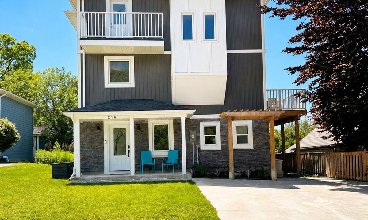 Port Elgin House | Walk to Main Beach | Sleeps 10 | Fire Pit & Games