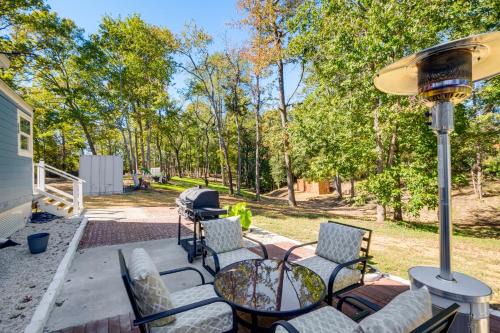 Mount Victoria House | Walk to MIR: Wooded Group Escape w/Deck + Bar!