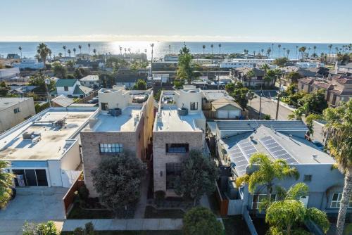 Townsite House | Walk to the Beach Luxury Roof Deck Sunset View