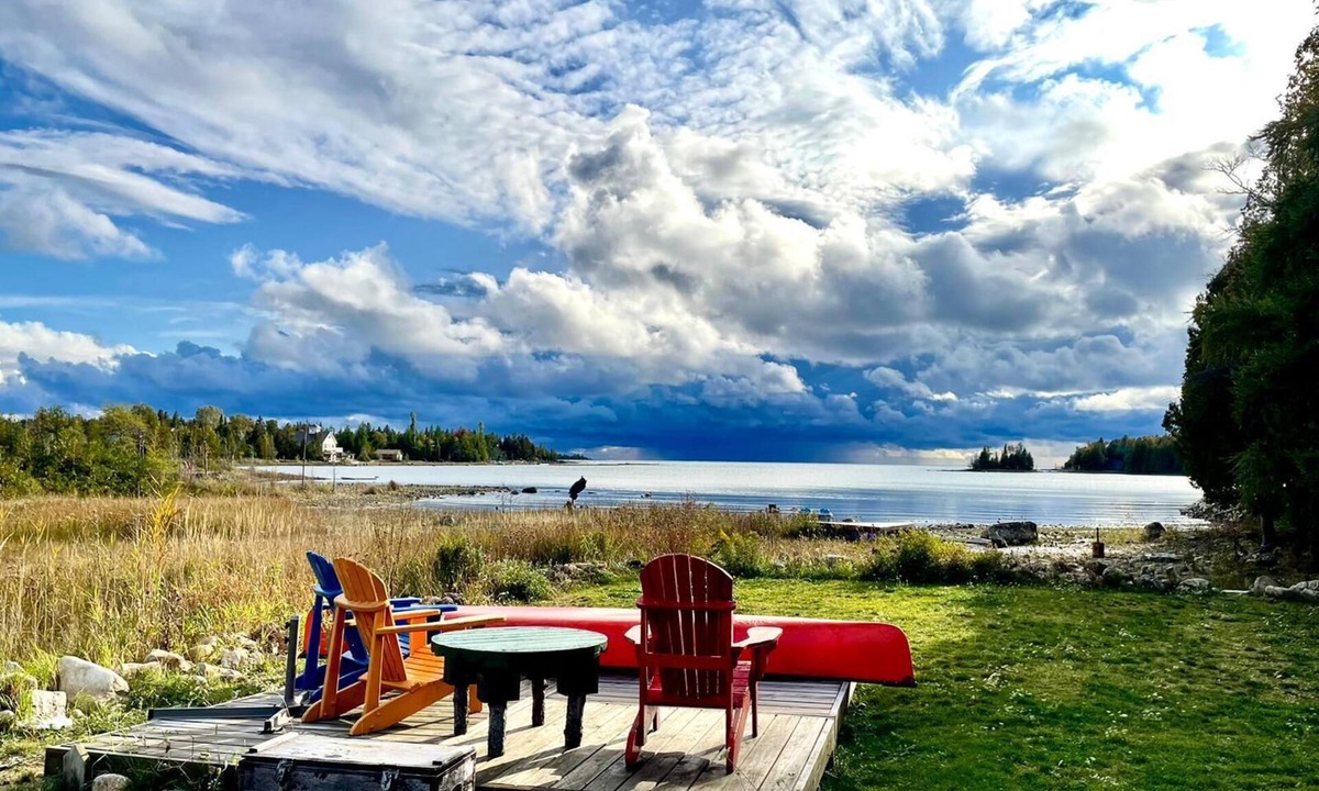 Northern Bruce Peninsula Ski Chalet | Waterfront Bliss at The Lookout: Serene and Spacious