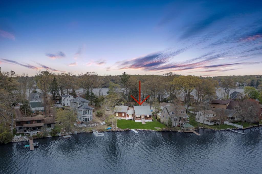 Lake Pocotopaug House | Waterfront Lake House