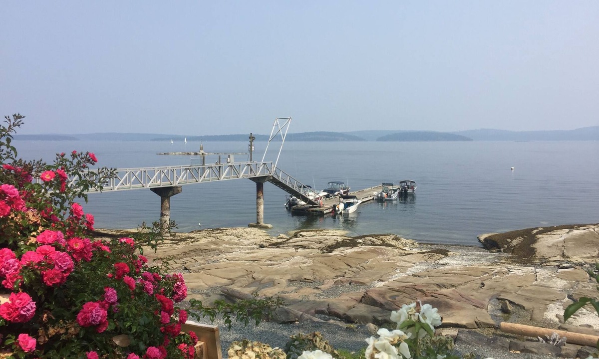Yellow Point House | Waterfront Renovated unit 2 bed 2 bath with pools & boat dock sleeps 6