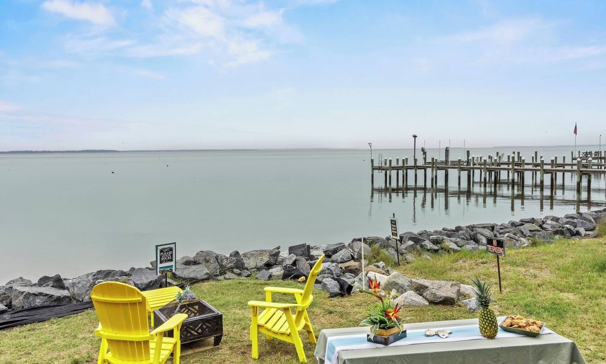 Valley Lee House | Waterfront Retreat | Sunset Views + Outdoor Lounge