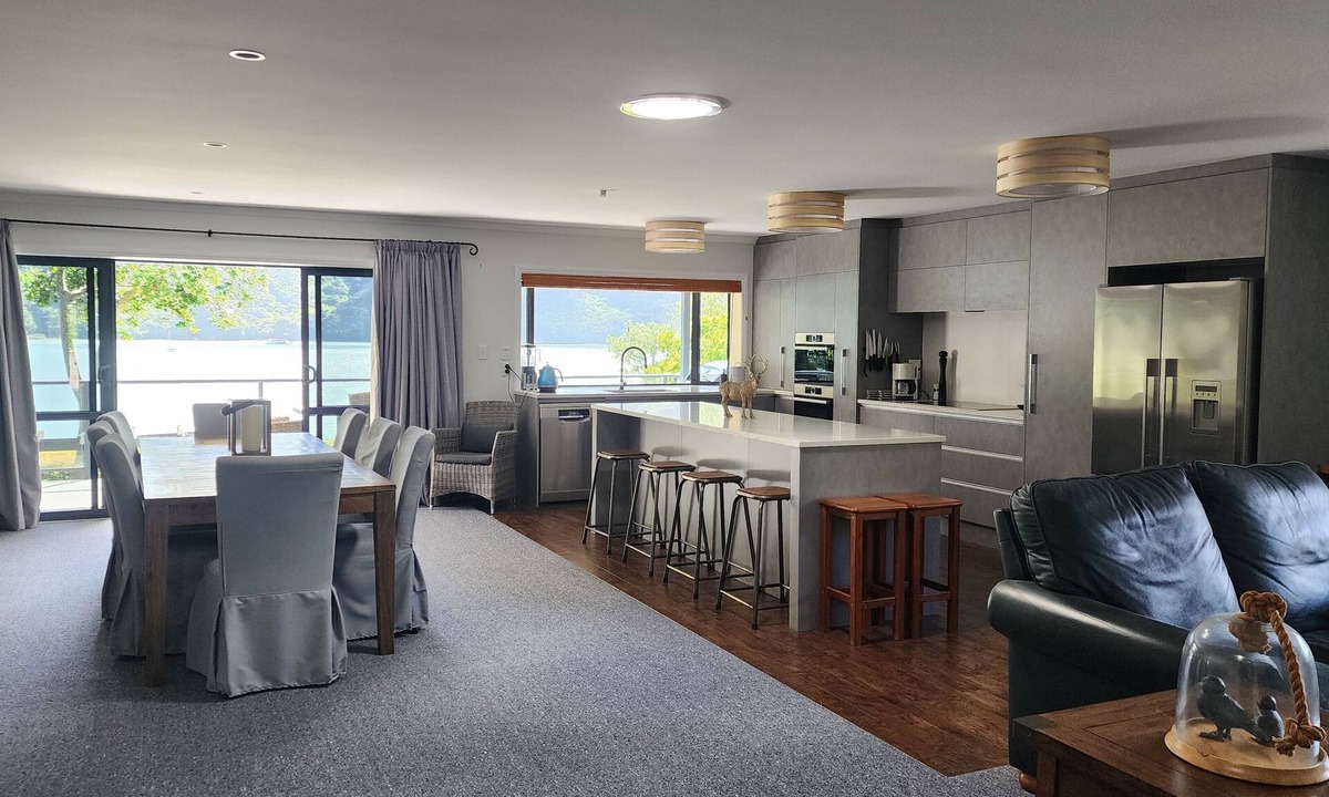 Havelock House | Waterfront & spacious. Room for cars & boat trailer. 6KM from Havelock Marina