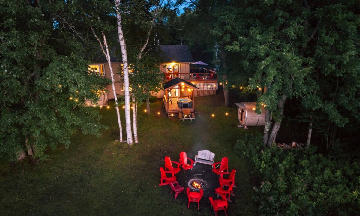 Dysart et al Cottage | Waterfront Sunset* Swimming* Hot Tub* Sauna* Canoe
