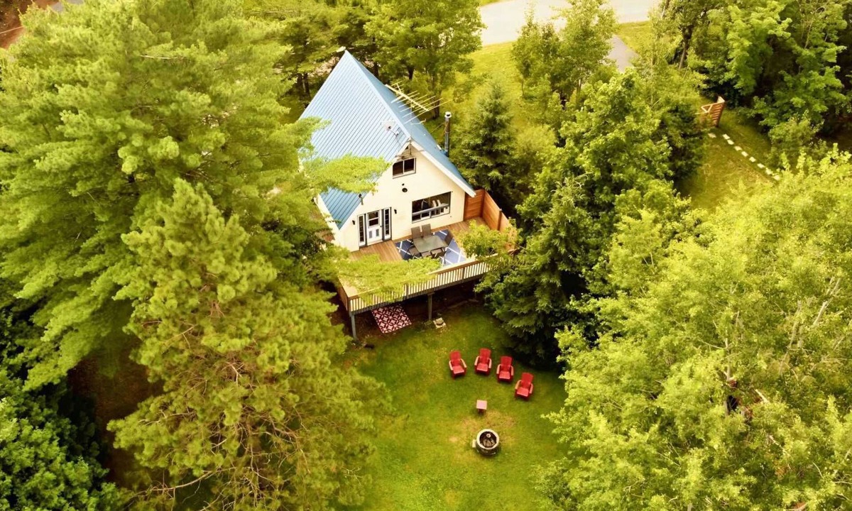 Val-Joli Ski Chalet | Waterfront with Spa | Le Retro