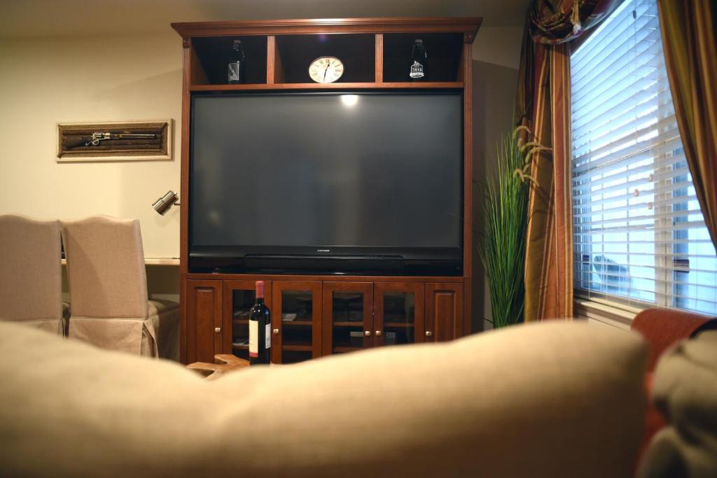 Laurel Apartment | Whiskey Bottom Saloon by LLOYD SUITES