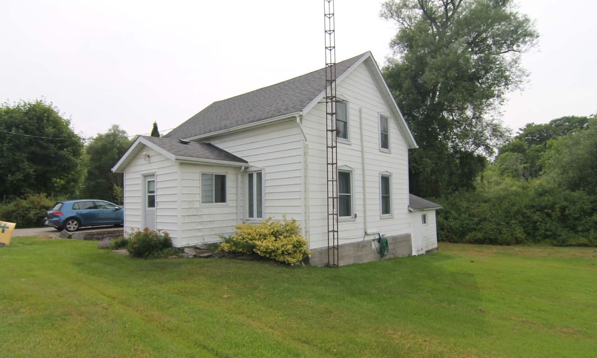 West Lake Cottage | Whole-home 3 minutes from Sand Dunes. Centrally located Beach Getaway.
