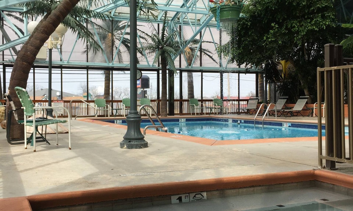 Florence Hotel | Wildwood Inn Tropical Dome & Theme Suites