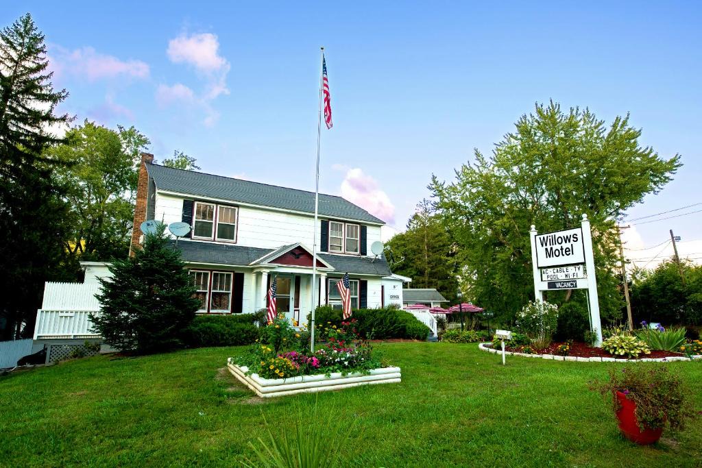 Williamstown Hotel | Willows Motel