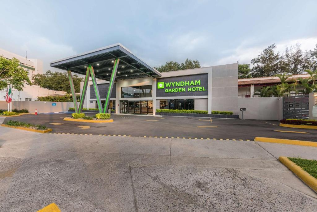 Zona Expo Hotel | Wyndham Garden Guadalajara Expo Plaza del Sol