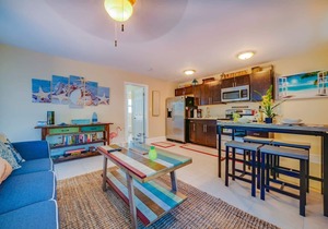 #1: Private Patio, 1BR, walk to Whole Foods