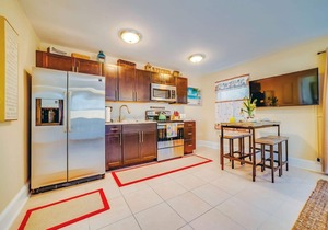 #1: Private Patio, 1BR, walk to Whole Foods