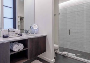 121 Hotel by AvantStay | Modern Executive Suite w/Juliet Balcony In Nashville!