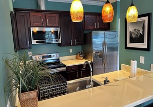 4 KING Master Bedrooms! 2 Covered Porches +Rooftop Terrace! 5 Mins to Downtown!