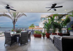 Amazing High floor condo with Ocean Views in the Romantic Zone-S604