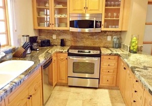 Amazing location-within 4 Villas from the Ocean-Overlooking Pool Area & Beach