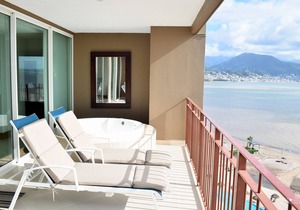 Amazing oceanfront apartment in Grand Venetian Tower 2000