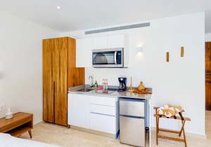 Brand New Studio w/Small Patio, Shared Outdoor Pool, Free WiFi, Central A/C