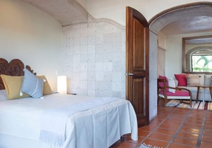 Colorful 3-BR Poolside Villa with a Private In-Room Hot Tub at Luxury Resort