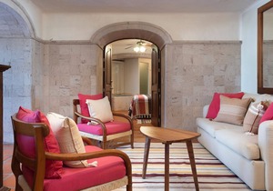 Colorful 3-BR Poolside Villa with a Private In-Room Hot Tub at Luxury Resort