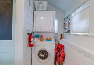 Dog-friendly cottage with great location, cozy interior, WiFi & washer/dryer