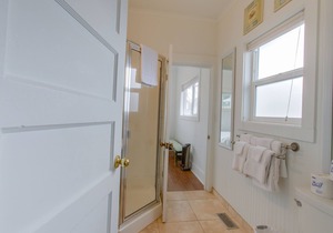 Dog-friendly cottage with great location, cozy interior, WiFi & washer/dryer