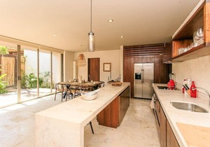 Eco-Chic Condo: Private Pool, Bikes, Near Beach