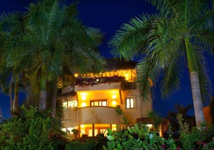 El Cedro Deluxe Suite w/Kitchenette at Villas Los Arcos by Playa La Ropa