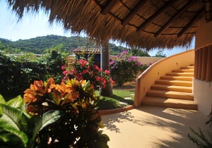 El Cedro Deluxe Suite w/Kitchenette at Villas Los Arcos by Playa La Ropa