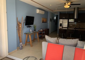 Fourth Floor Luxury Condo. Steps to the beach, restaurants, and nightlife!