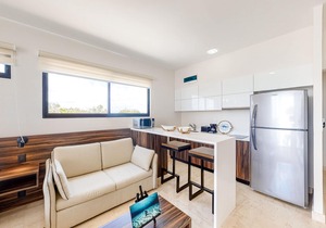 Fourth-floor studio with rooftop pool, partial A/C, city views, & balcony