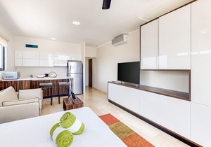 Fourth-floor studio with rooftop pool, partial A/C, city views, & balcony