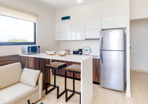Fourth-floor studio with rooftop pool, partial A/C, city views, & balcony