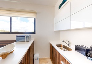 Fourth-floor studio with rooftop pool, partial A/C, city views, & balcony
