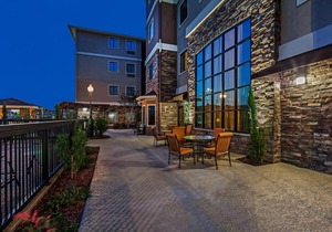 Free Breakfast. Outdoor Pool. King Suite w/Easy Access to Convention Center