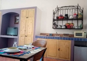Great Location ! King bed studio apt Pool Wifi Netflix BBQ—2 blocks to the beach