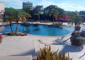 Great Location ! King bed studio apt Pool Wifi Netflix BBQ—2 blocks to the beach