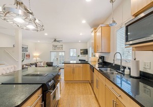 Hang Here! Screened Porch, Near Golf and Broadway!