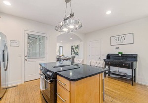 Hang Here! Screened Porch, Near Golf and Broadway!