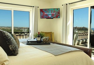 LUXURIOUS PENTHOUSE W/ ROOFTOP JACUZZI - WALK TO BEACH/DOWNTOWN/MARINAown