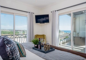 LUXURIOUS PENTHOUSE W/ ROOFTOP JACUZZI WALK TO Beach/Downtown